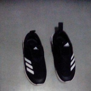 1 1/2 BOY ADIDAS TENNIS SHOE
